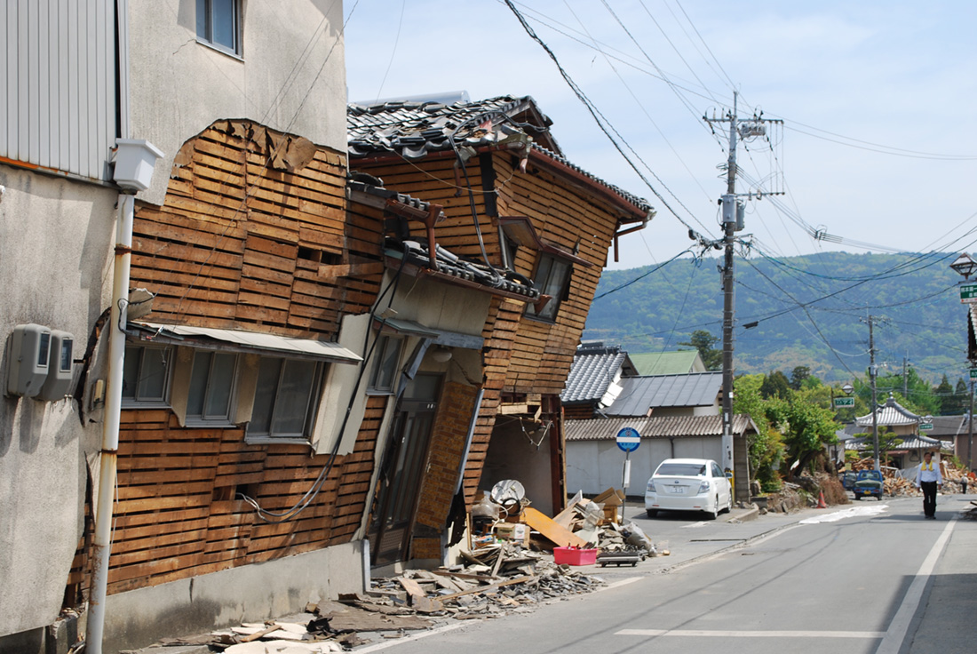 平成28年熊本地震発災当時の被災地のようす